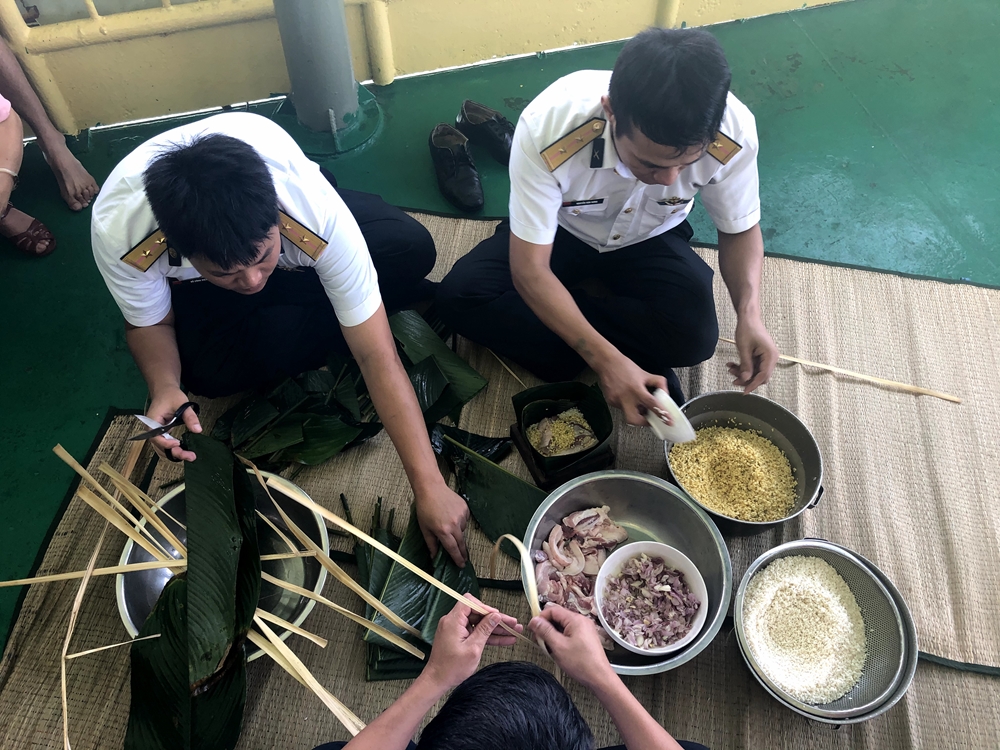 Với bàn tay của bộ đội nhà giàn, chỉ trong chốc lát, mẻ bánh đã được gói xong.